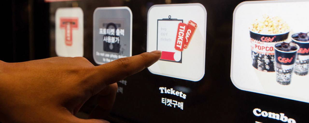 В Южной Корее внедряют бесконтактные кинотеатры: вместо персонала - роботы, автоматы и мобильные сервисы